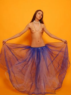 舞蹈裸模Alaina橙色背景棚拍人体
