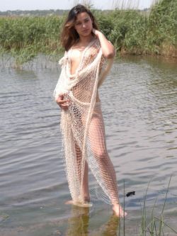 身披白色渔网的裸模克莱尔湖中外拍